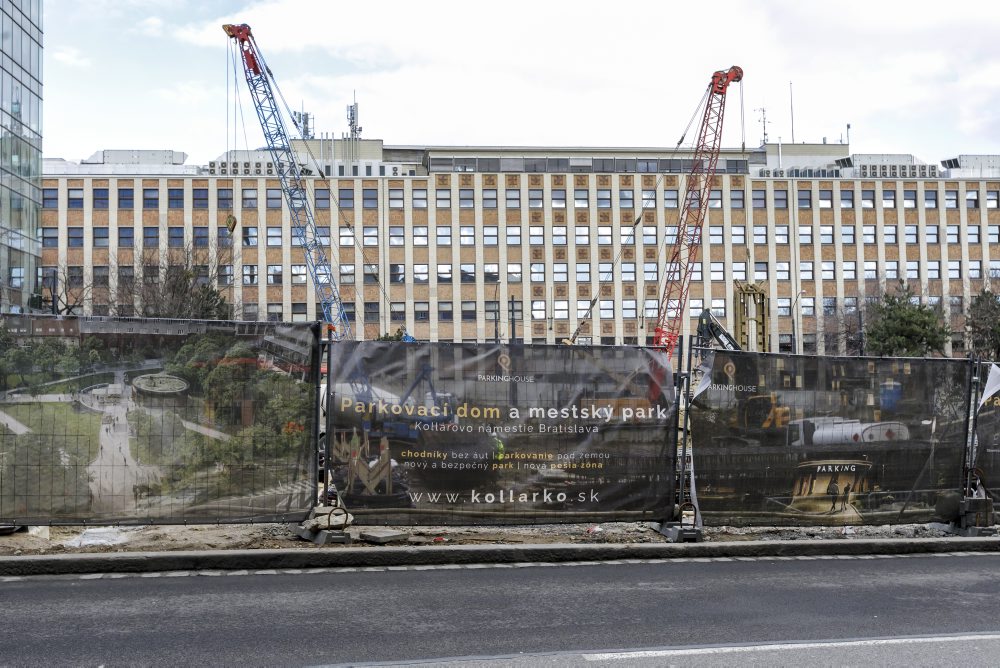 Prebiehajúca výstavba parkovacieho domu a mestského parku na Kollárovom námestí v Bratislave