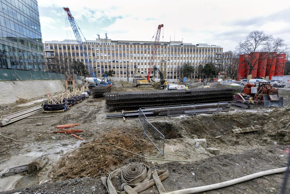 Prebiehajúca výstavba parkovacieho domu a mestského parku na Kollárovom námestí v Bratislave