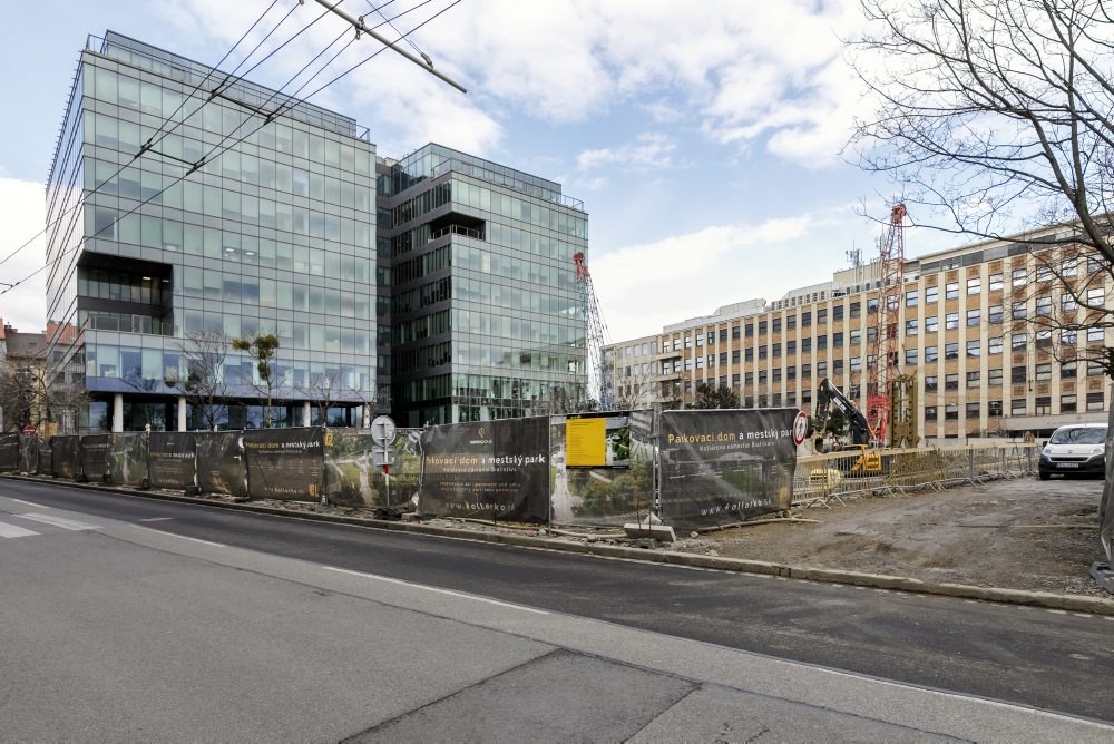 Prebiehajúca výstavba parkovacieho domu a mestského parku na Kollárovom námestí v Bratislave