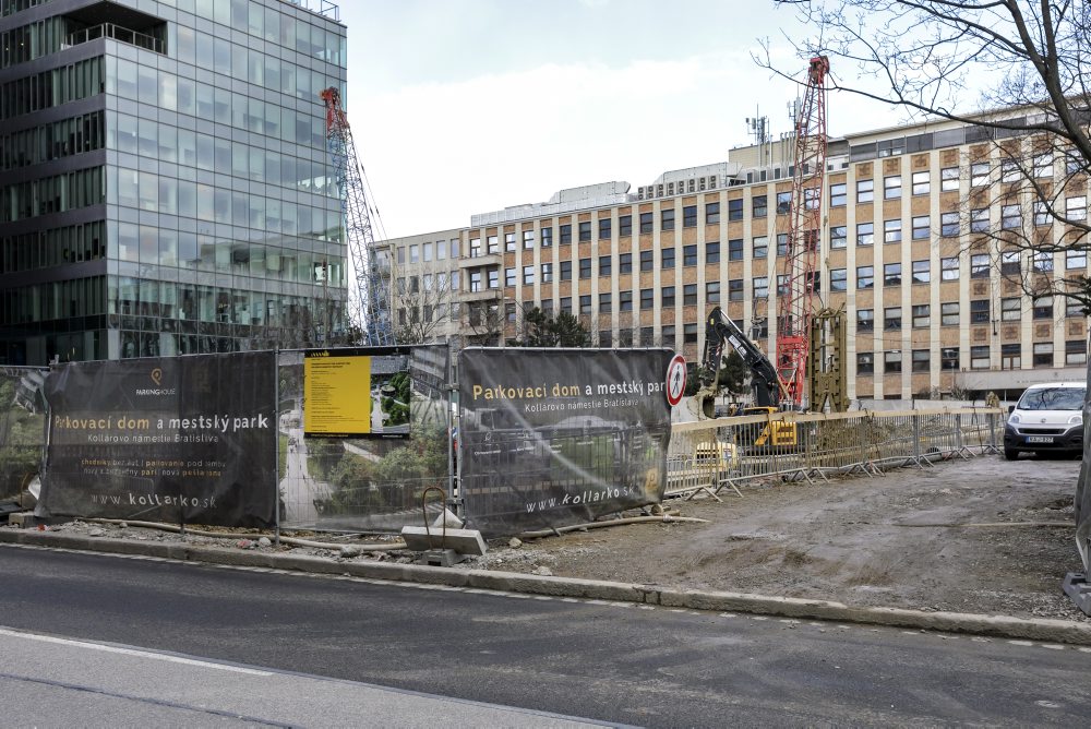 Prebiehajúca výstavba parkovacieho domu a mestského parku na Kollárovom námestí v Bratislave