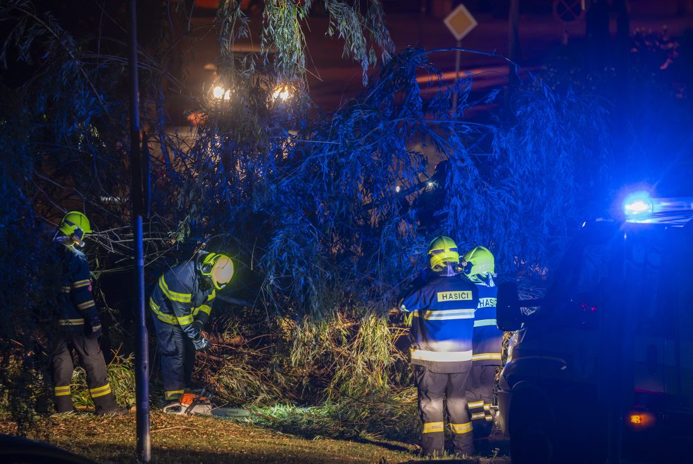 Silná búrka v Slovenskom Grobe zanechala vyvrátené stromy 