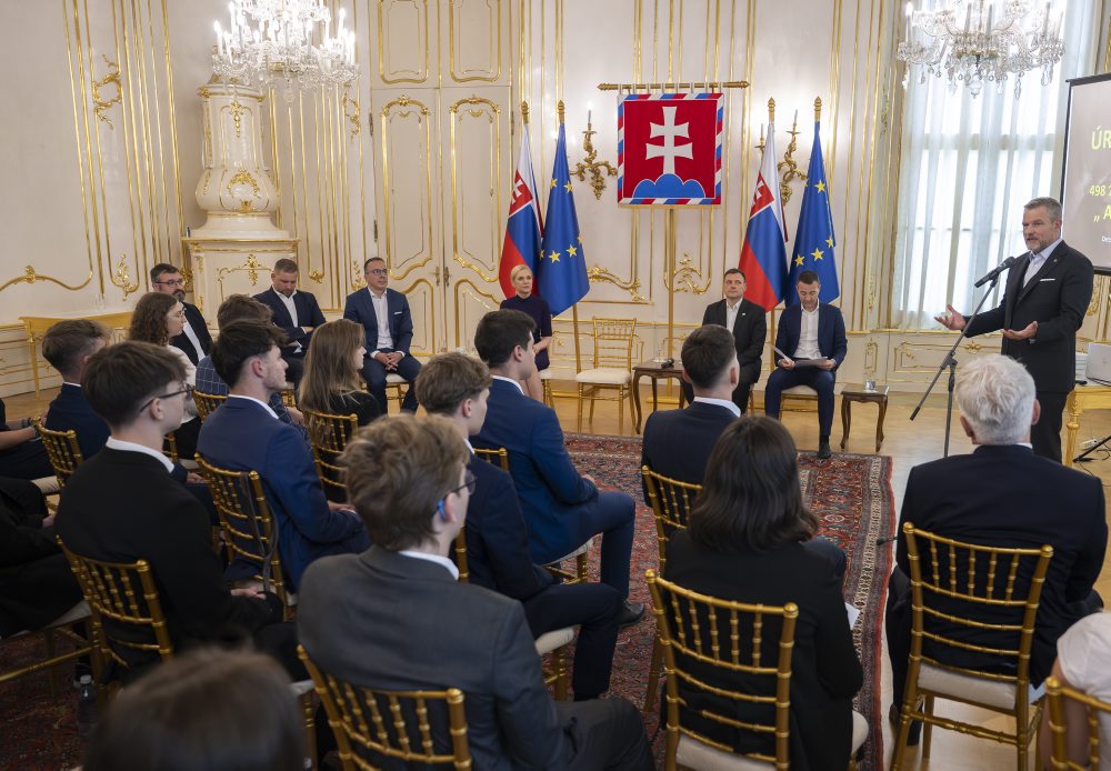 Stretnutie prezidenta SR Petra Pellegriniho zástupcami mládežníckych parlamentov v Prezidentskom paláci v Bratislave deti pri príležitosti Medzinárodného dňa detí s názvom "Vízia Slovenska očami mladých"