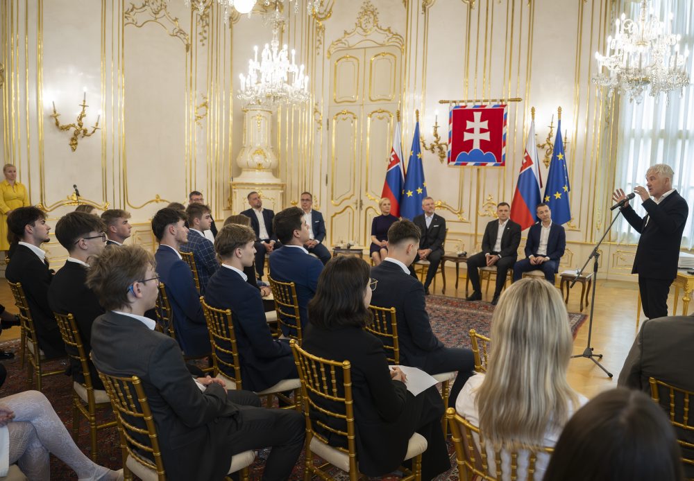 Stretnutie prezidenta SR Petra Pellegriniho zástupcami mládežníckych parlamentov v Prezidentskom paláci v Bratislave deti pri príležitosti Medzinárodného dňa detí s názvom "Vízia Slovenska očami mladých"