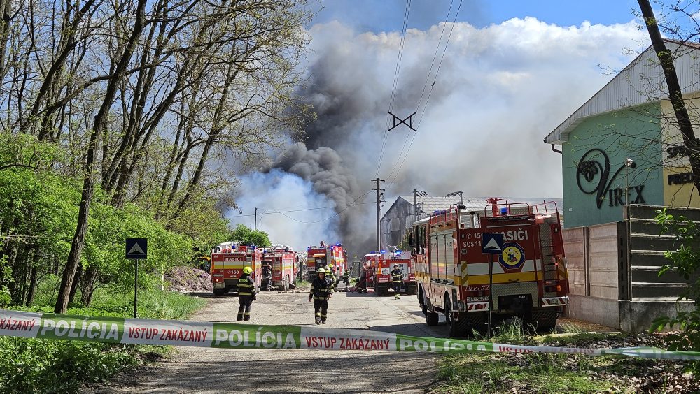 Hasiči zasahujú pri požiari triedičky odpadov v obci Bajč