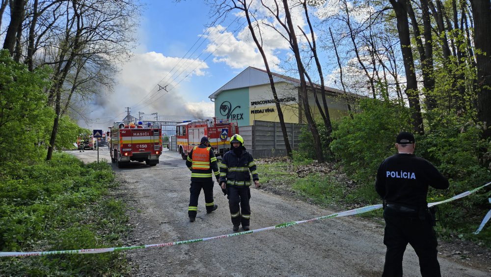 Hasiči zasahujú pri požiari triedičky odpadov v obci Bajč