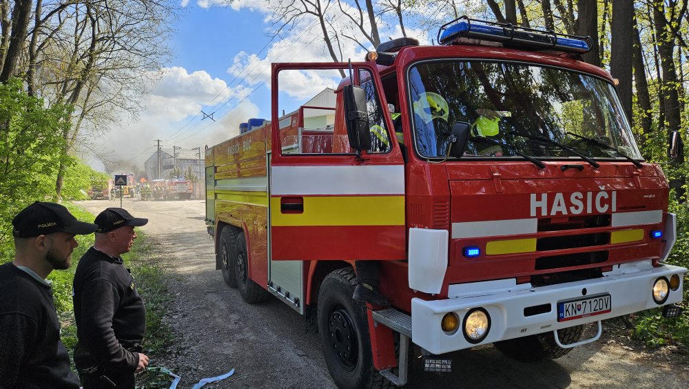 Hasiči zasahujú pri požiari triedičky odpadov v obci Bajč