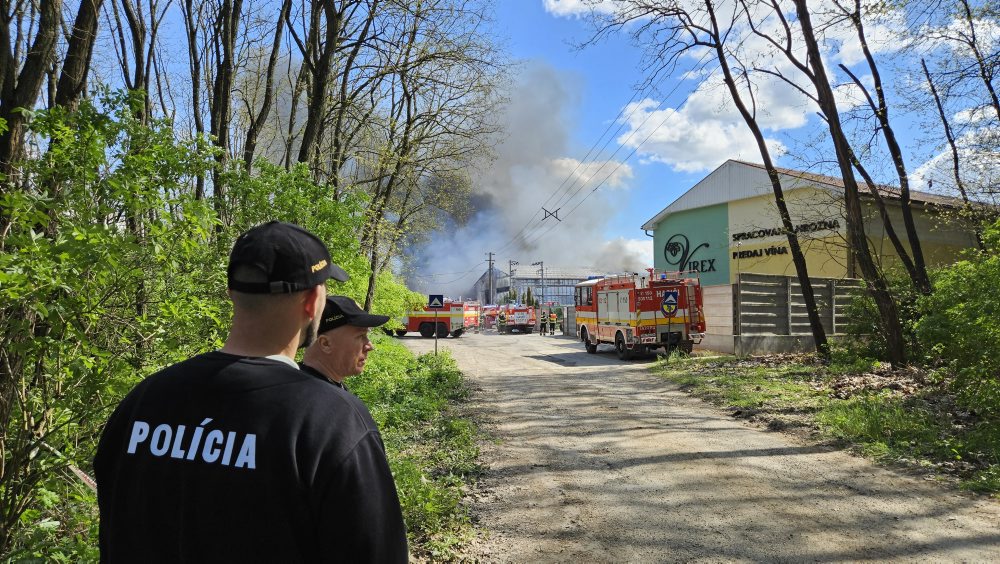 Hasiči zasahujú pri požiari triedičky odpadov v obci Bajč