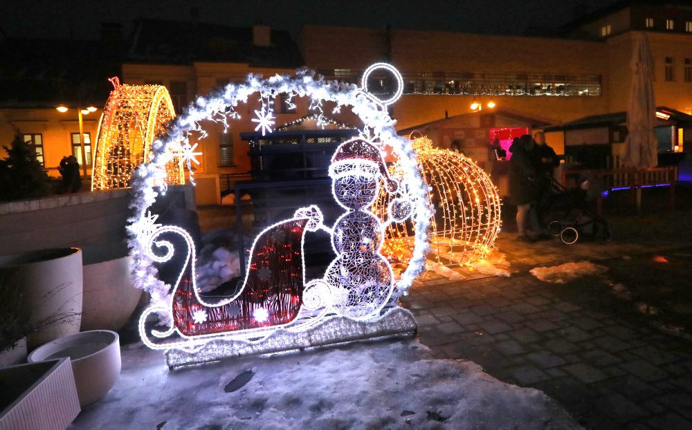 Vianočná výzdoba na vianočných trhoch na Námestí SNP v Banskej Bystrici
