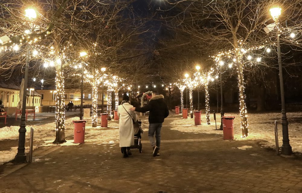 Vianočná výzdoba na vianočných trhoch na Námestí SNP v Banskej Bystrici