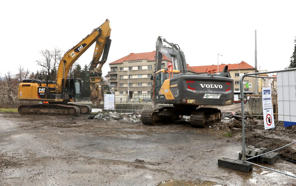 Začiatok búracích prác pôvodnej mostnej konštrukcie v Banskej Bystrici 