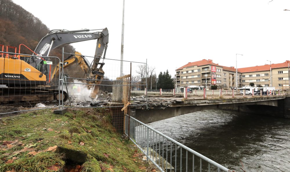 Začiatok búracích prác pôvodnej mostnej konštrukcie v Banskej Bystrici 