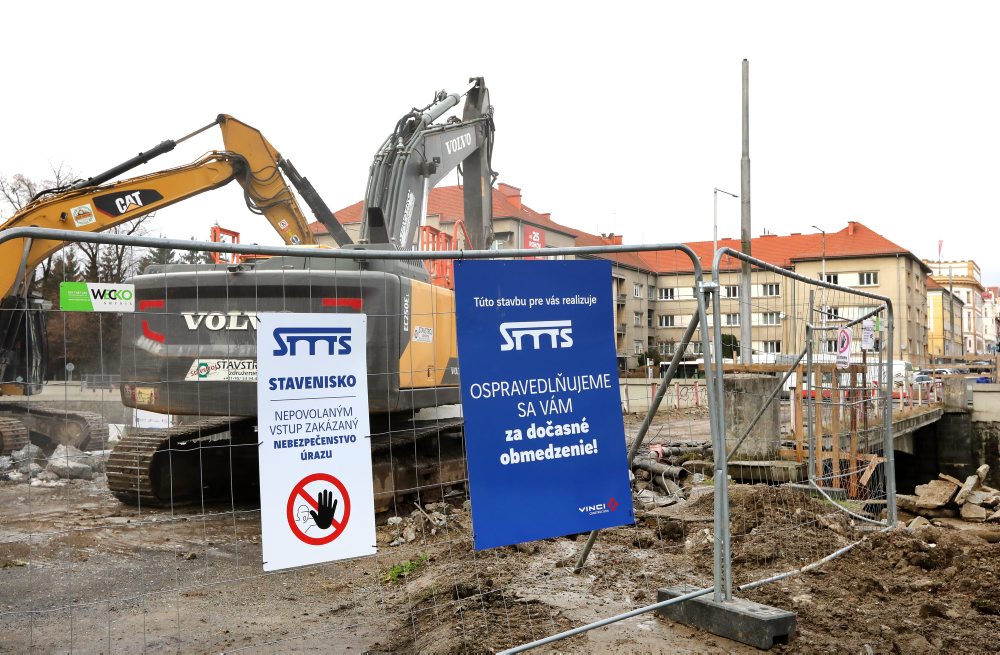 Začiatok búracích prác pôvodnej mostnej konštrukcie v Banskej Bystrici 