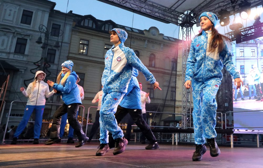 Slovenský olympijský tím na vianočných trhoch v Banskej Bystrici predstavil olympijskú kolekciu oblečenia pre ZOH v Miláne a Cortine 2026 a slovenskej hokejovej reprezentácie