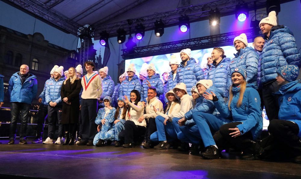 Slovenský olympijský tím na vianočných trhoch v Banskej Bystrici predstavil olympijskú kolekciu oblečenia pre ZOH v Miláne a Cortine 2026 a slovenskej hokejovej reprezentácie