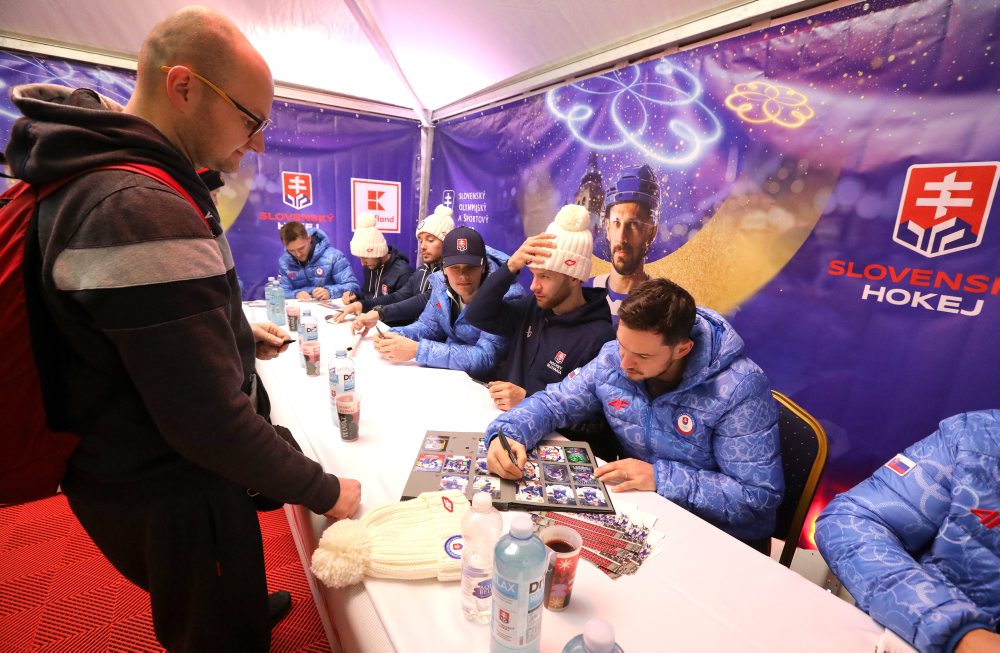 Slovenský olympijský tím na vianočných trhoch v Banskej Bystrici predstavil olympijskú kolekciu oblečenia pre ZOH v Miláne a Cortine 2026 a slovenskej hokejovej reprezentácie