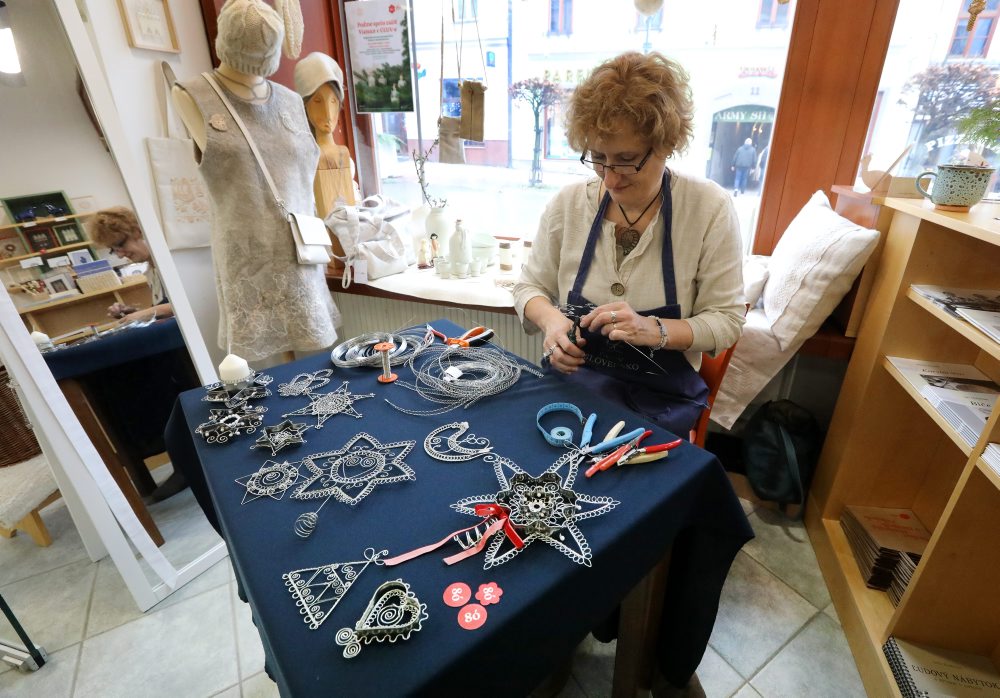 Výroba vianočných ozdôb z drôtu v predajni Ústredia ľudovej umeleckej výroby (ÚĽUV) v Banskej Bystrici