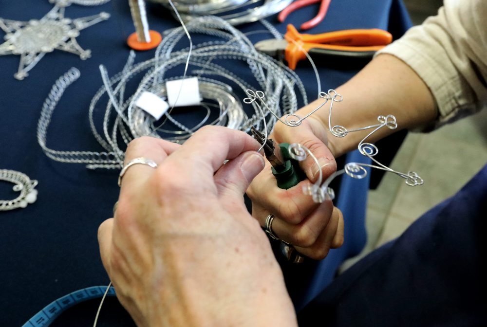 Výroba vianočných ozdôb z drôtu v predajni Ústredia ľudovej umeleckej výroby (ÚĽUV) v Banskej Bystrici