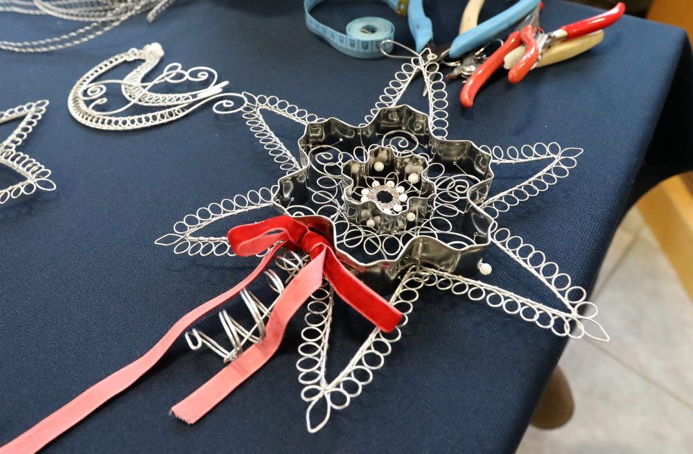 Výroba vianočných ozdôb z drôtu v predajni Ústredia ľudovej umeleckej výroby (ÚĽUV) v Banskej Bystrici