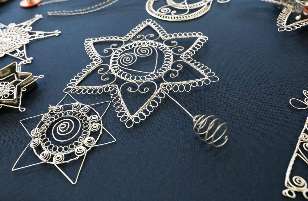 Výroba vianočných ozdôb z drôtu v predajni Ústredia ľudovej umeleckej výroby (ÚĽUV) v Banskej Bystrici