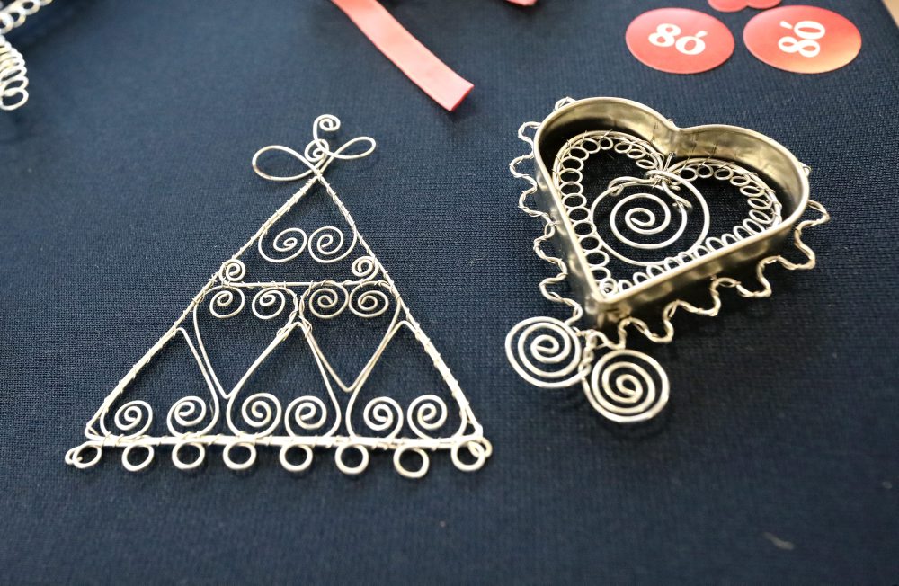 Výroba vianočných ozdôb z drôtu v predajni Ústredia ľudovej umeleckej výroby (ÚĽUV) v Banskej Bystrici