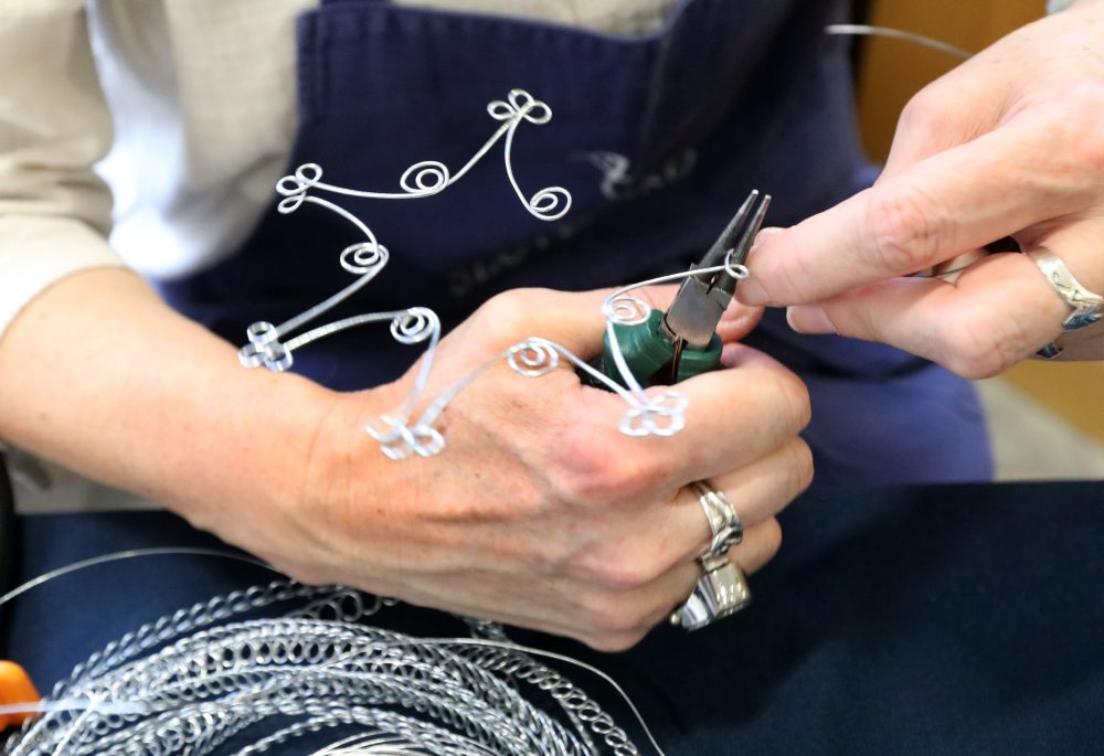 Výroba vianočných ozdôb z drôtu v predajni Ústredia ľudovej umeleckej výroby (ÚĽUV) v Banskej Bystrici