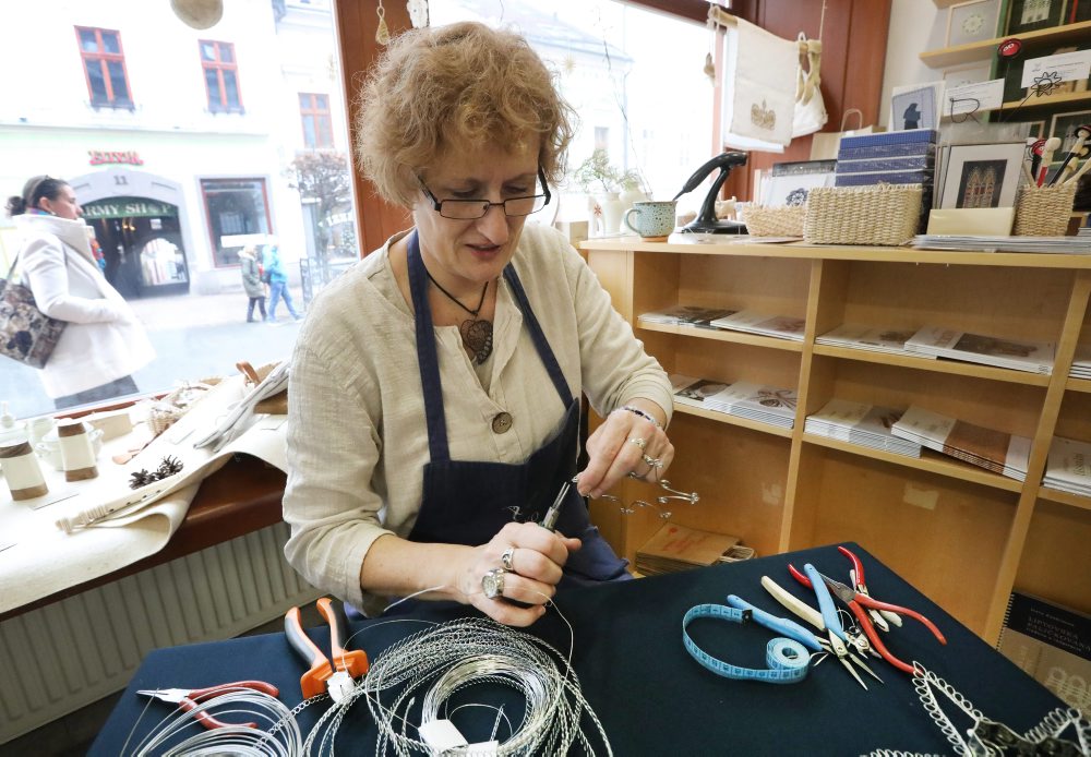 Výroba vianočných ozdôb z drôtu v predajni Ústredia ľudovej umeleckej výroby (ÚĽUV) v Banskej Bystrici