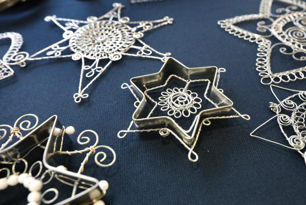 Výroba vianočných ozdôb z drôtu v predajni Ústredia ľudovej umeleckej výroby (ÚĽUV) v Banskej Bystrici