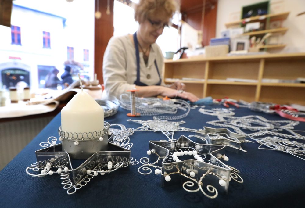 Výroba vianočných ozdôb z drôtu v predajni Ústredia ľudovej umeleckej výroby (ÚĽUV) v Banskej Bystrici