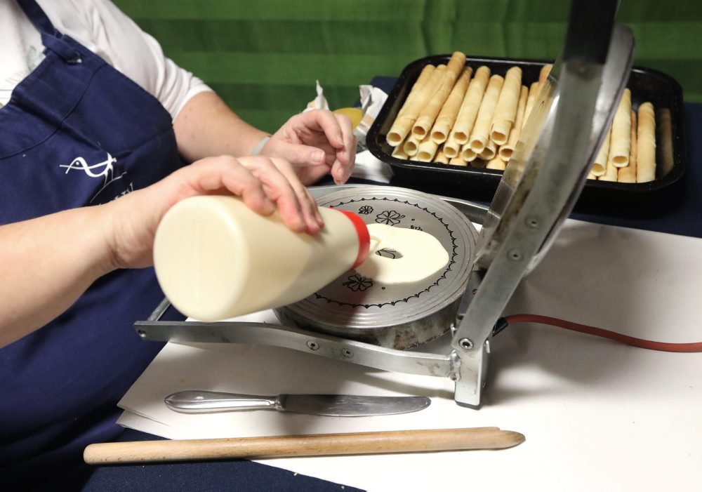 Výroba vianočných oplátok v Banskej Bystrici