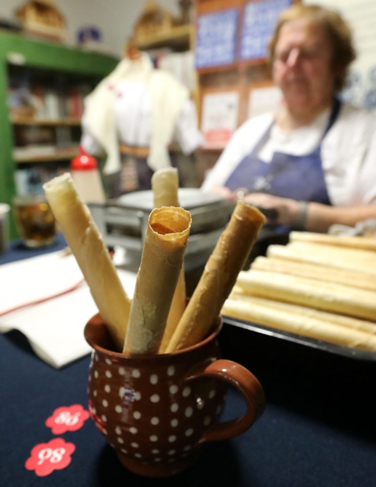 Výroba vianočných oplátok v Banskej Bystrici