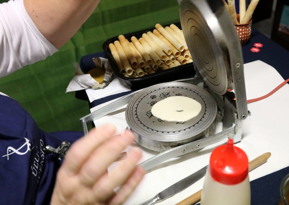 Výroba vianočných oplátok v Banskej Bystrici