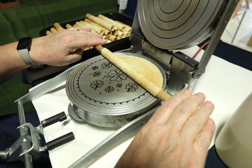 Výroba vianočných oplátok v Banskej Bystrici