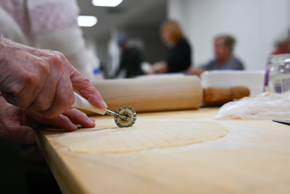 Príprava obradovej cestoviny vianočného obdobia hrtánky v Centre tradičnej kultúry v Myjave 