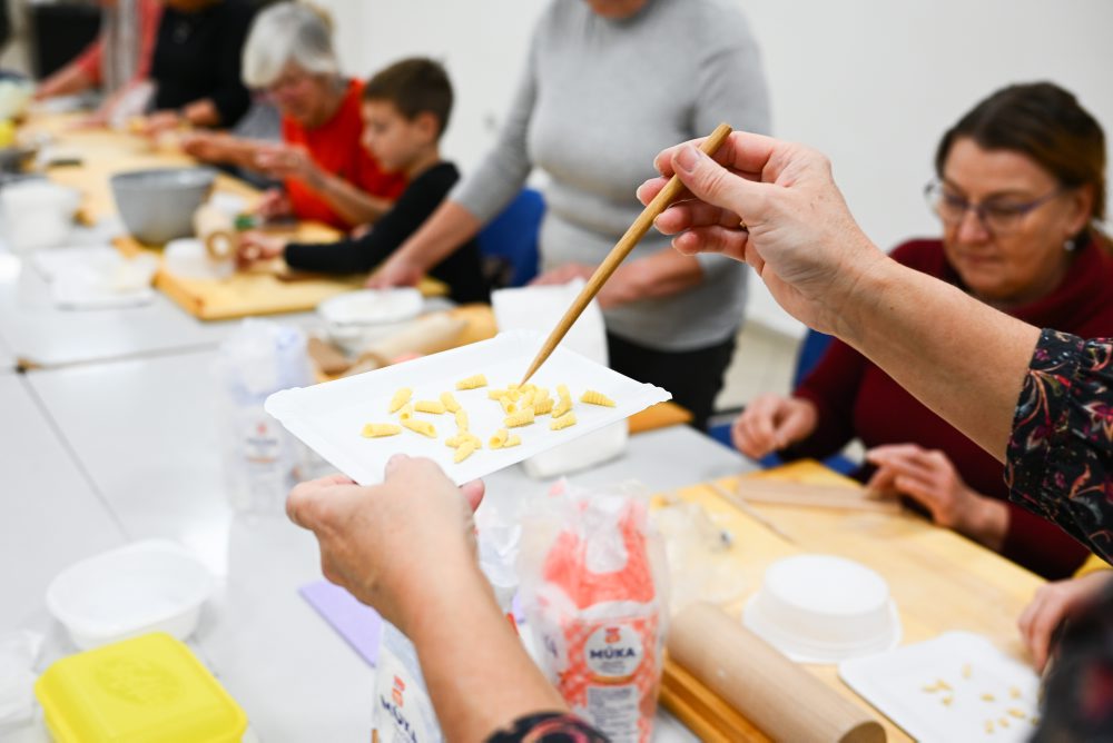 Príprava obradovej cestoviny vianočného obdobia hrtánky v Centre tradičnej kultúry v Myjave 