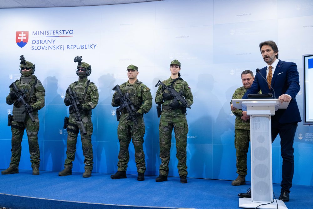 Rezort obrany predstavil nové uniformy aj výzbroj vojakov