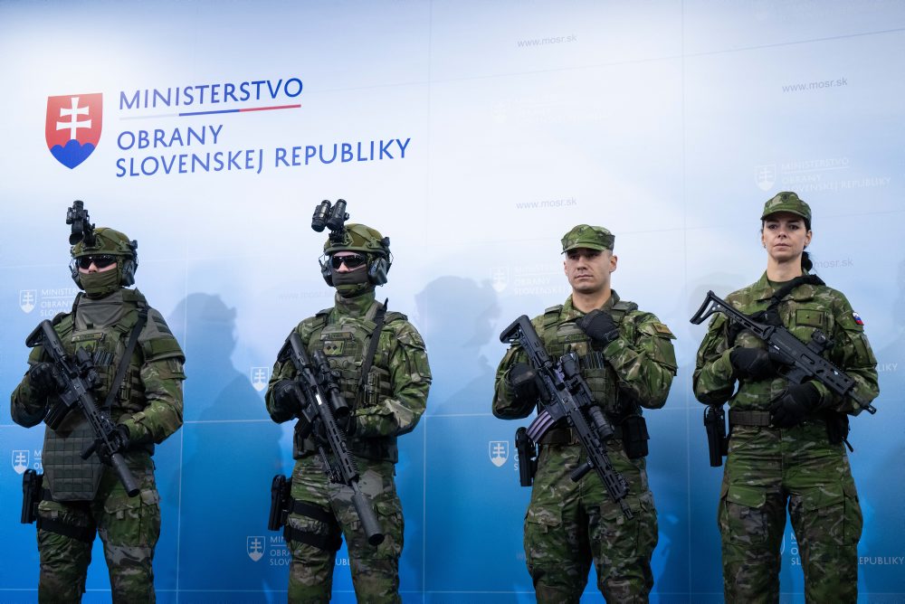 Rezort obrany predstavil nové uniformy aj výzbroj vojakov