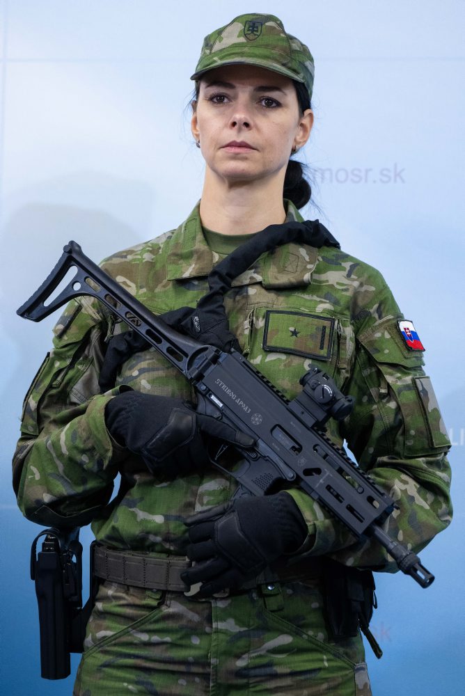 Rezort obrany predstavil nové uniformy aj výzbroj vojakov