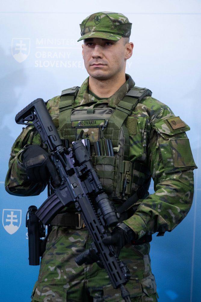 Rezort obrany predstavil nové uniformy aj výzbroj vojakov