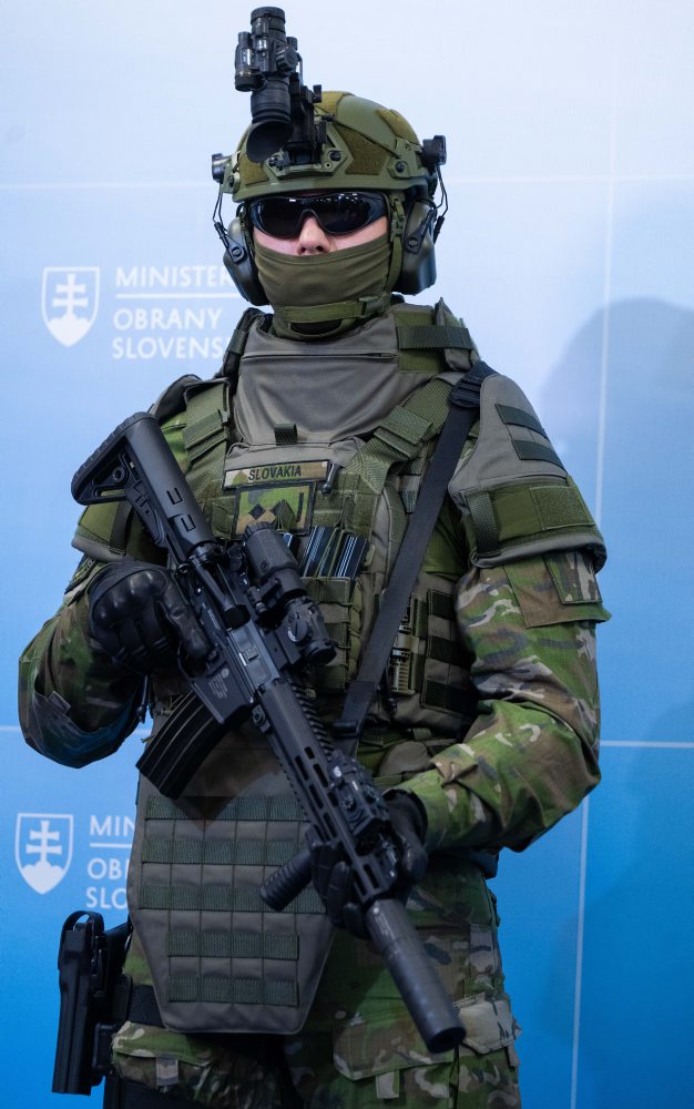 Rezort obrany predstavil nové uniformy aj výzbroj vojakov