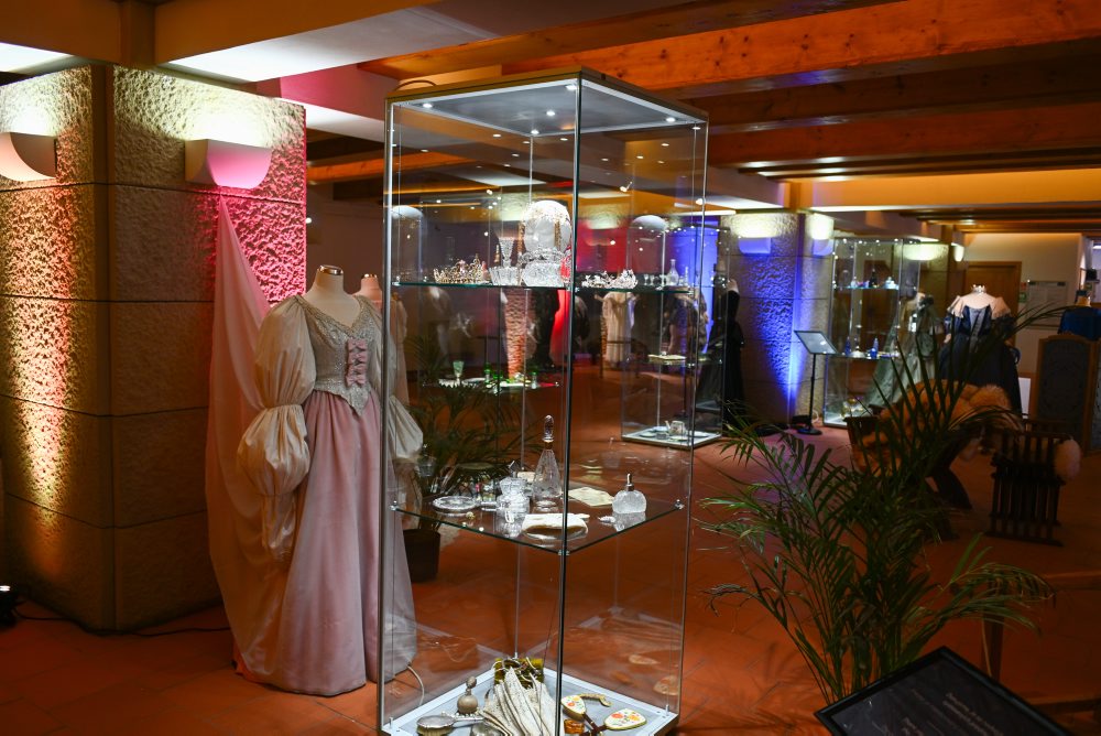 Výstava na Trenčianskom hrade v Trenčíne prezentuje dámske dobové kostýmy z rozprávok