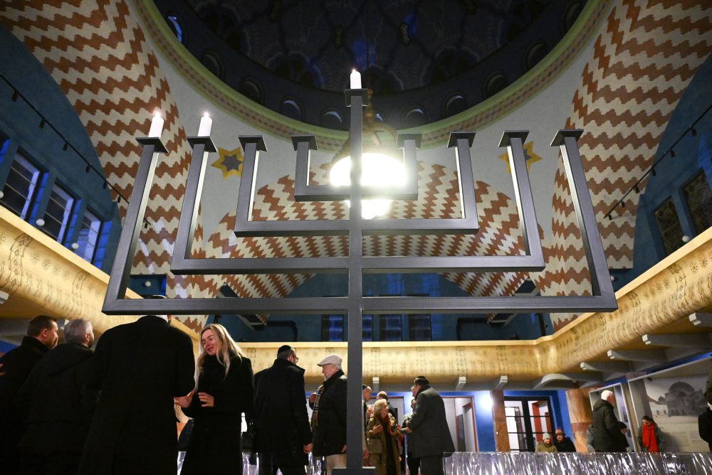 Zapálenie sviec v trenčianskej synagóge počas sviatku Chanuka