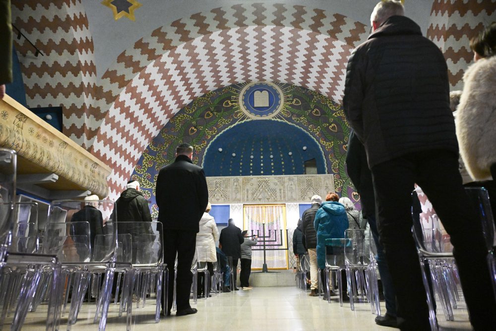 Zapálenie sviec v trenčianskej synagóge počas sviatku Chanuka