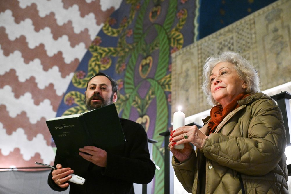 Zapálenie sviec v trenčianskej synagóge počas sviatku Chanuka