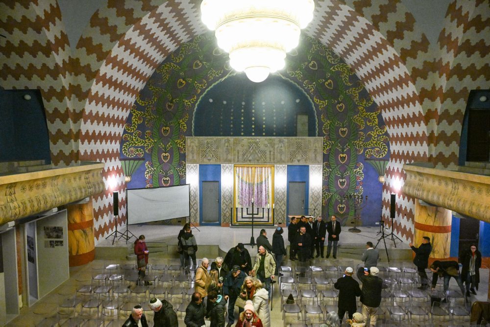 Zapálenie sviec v trenčianskej synagóge počas sviatku Chanuka