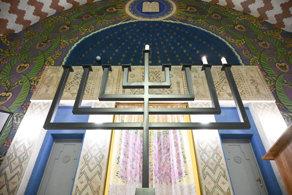 Zapálenie sviec v trenčianskej synagóge počas sviatku Chanuka