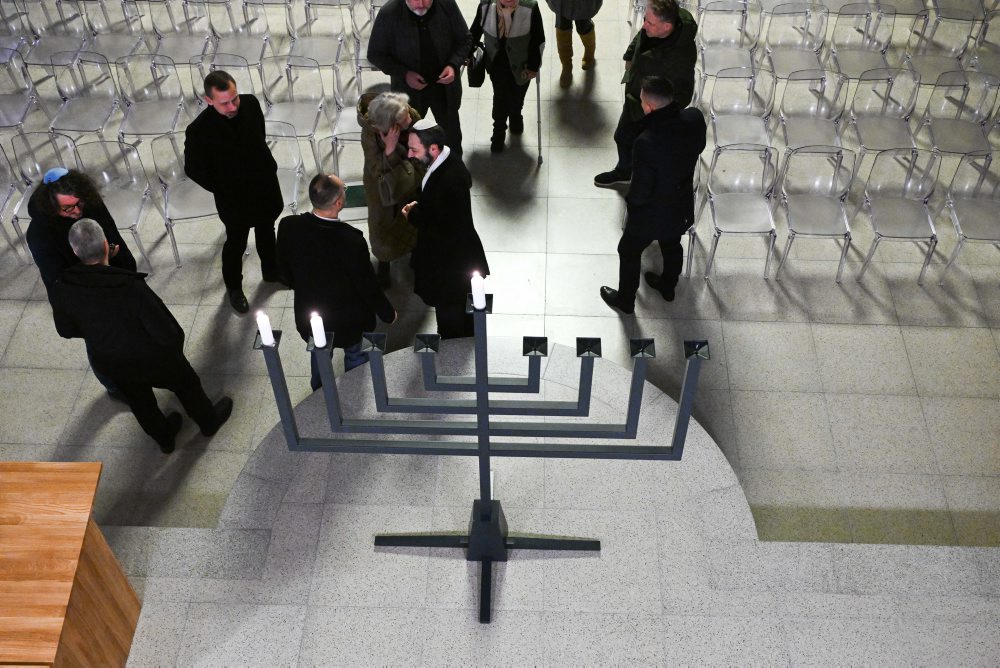 Zapálenie sviec v trenčianskej synagóge počas sviatku Chanuka