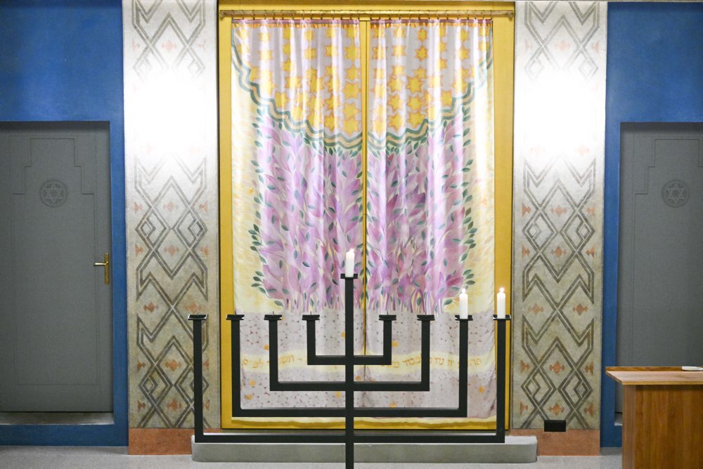 Zapálenie sviec v trenčianskej synagóge počas sviatku Chanuka