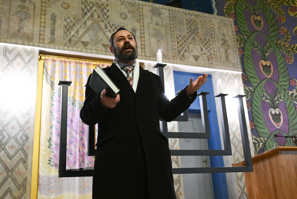 Zapálenie sviec v trenčianskej synagóge počas sviatku Chanuka