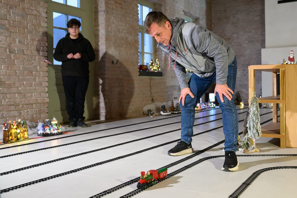 V obci Lozorno vytvorila pani Monika Jurčíková najdlhšiu trať pre vianočný modelový vláčik