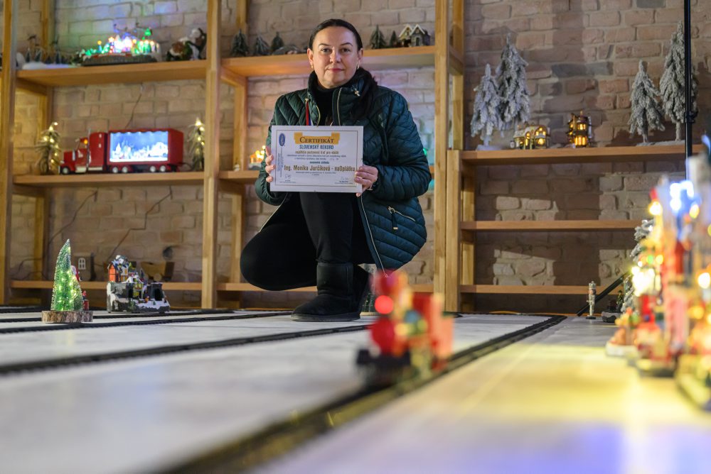 V obci Lozorno vytvorila pani Monika Jurčíková najdlhšiu trať pre vianočný modelový vláčik